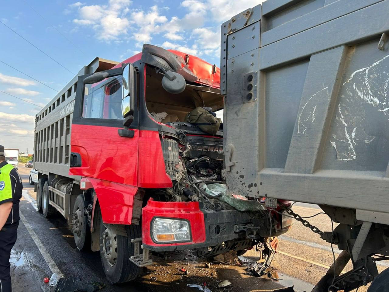 В Воронеже столкнулись большегрузы - есть погибший