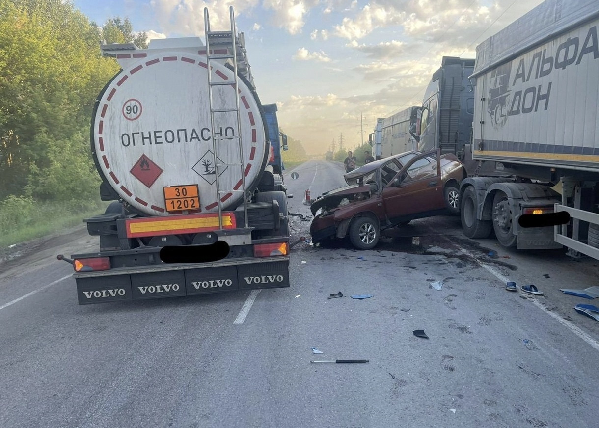 Легковушка влетела в большегруз в Воронежской области