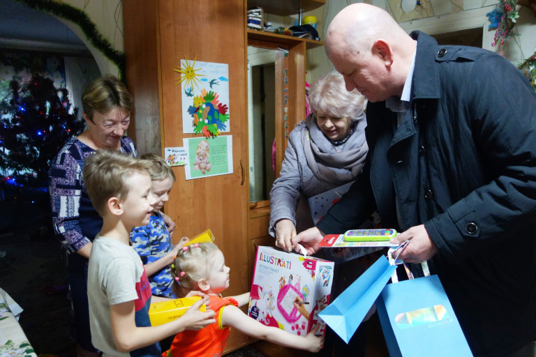Владимир Кобылкин поздравил детей и вручил подарки